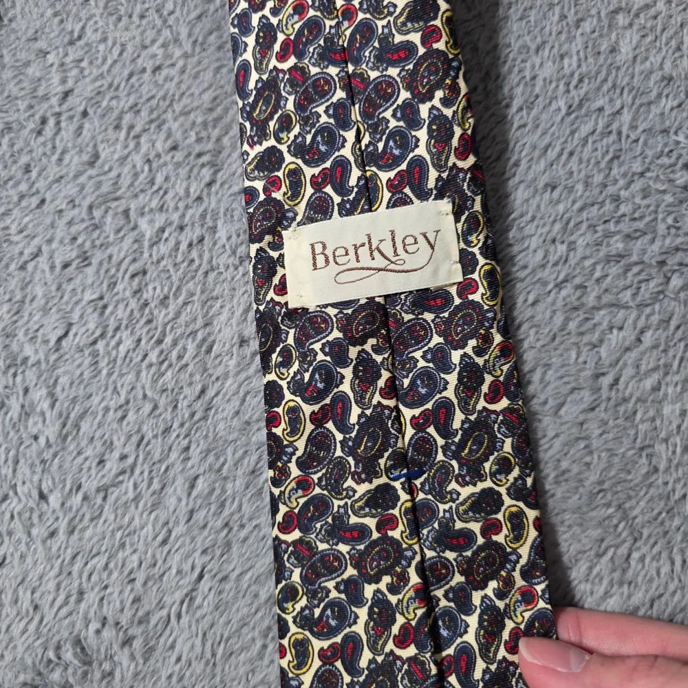 Berkley Mens OS Necktie Cream Navy Red Paisley 100% Silk Imported Fabric Vintage